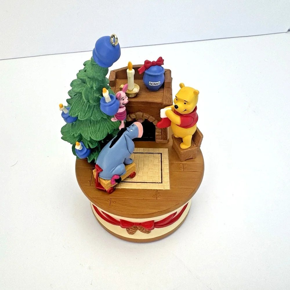 Hallmark Keepsake Ornament Getting Ready For Christmas Winnie the‎ Pooh-2005-NEW